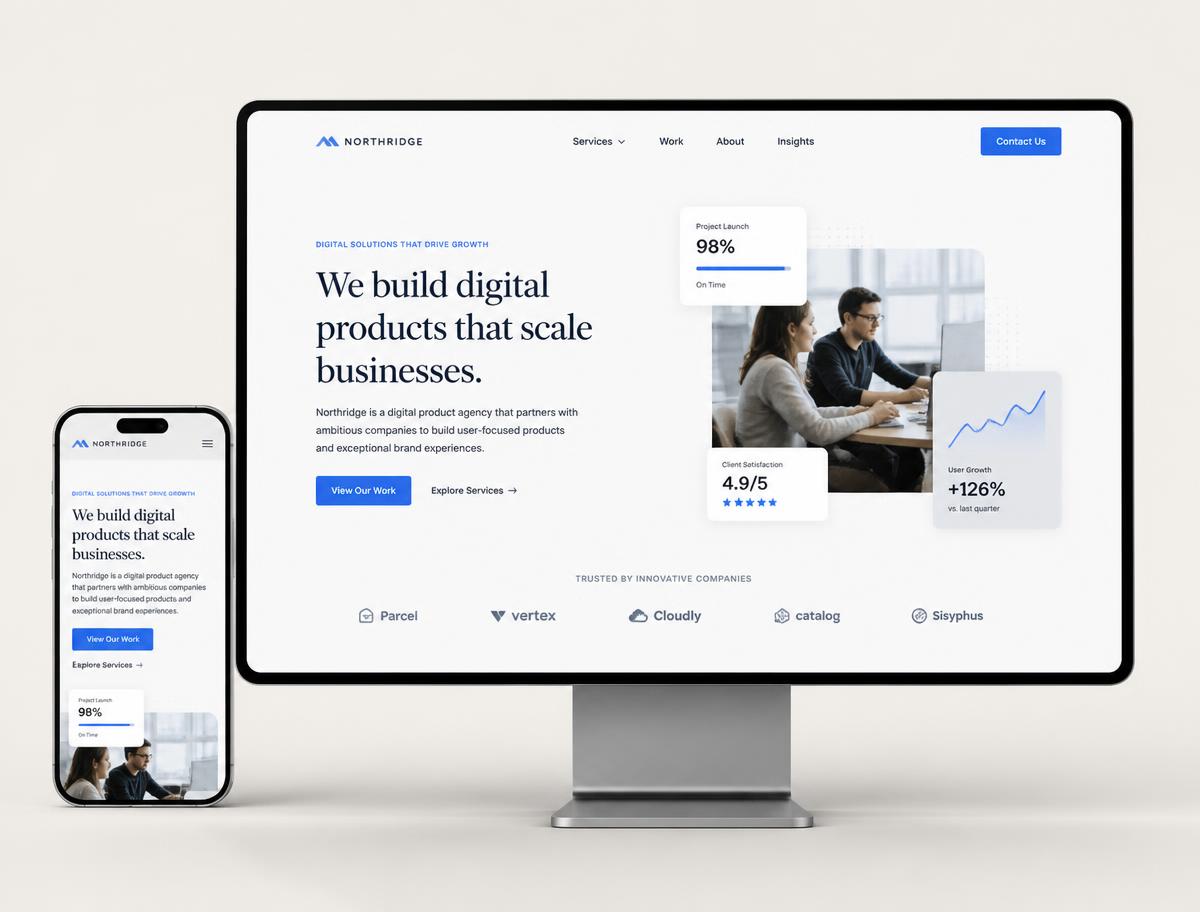 Site institucional exibido em computador e celular, demonstrando layout responsivo